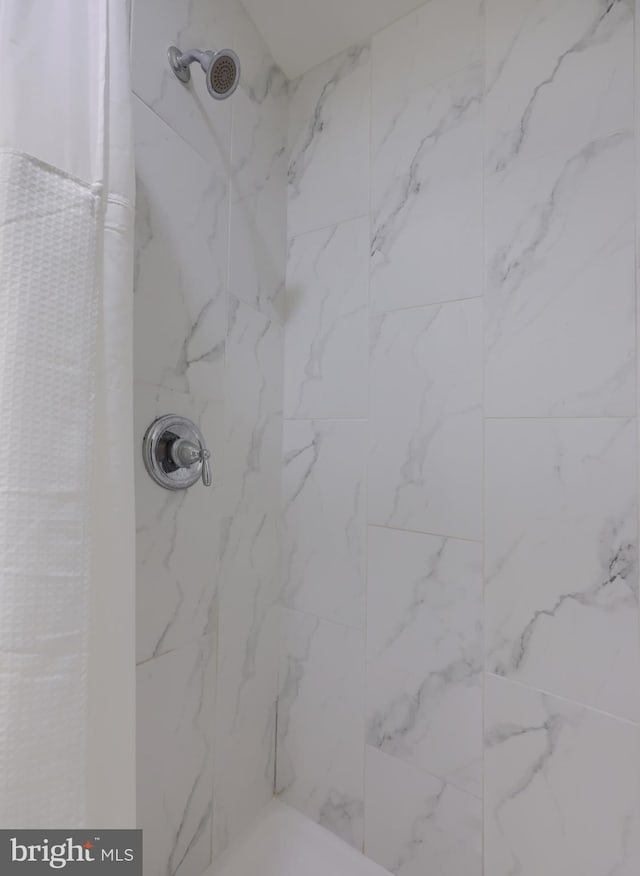 room details featuring tiled shower