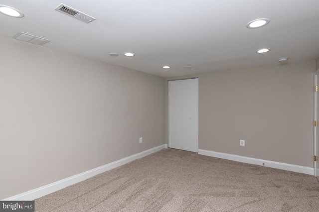 carpeted spare room with baseboards, visible vents, and recessed lighting