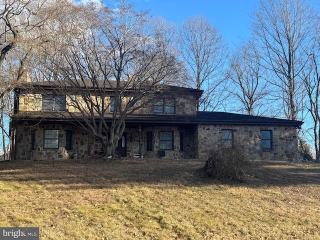 view of front of home featuring a front lawn