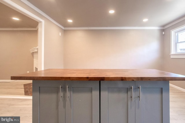 bar with crown molding, recessed lighting, light wood-type flooring, and baseboards