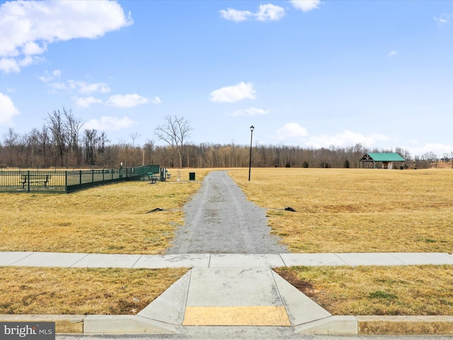 view of yard featuring a rural view