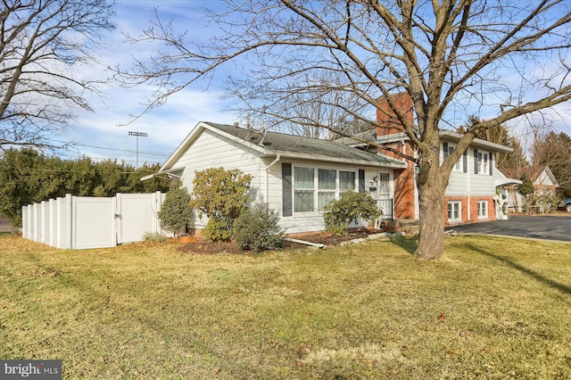 view of front of home featuring a front yard