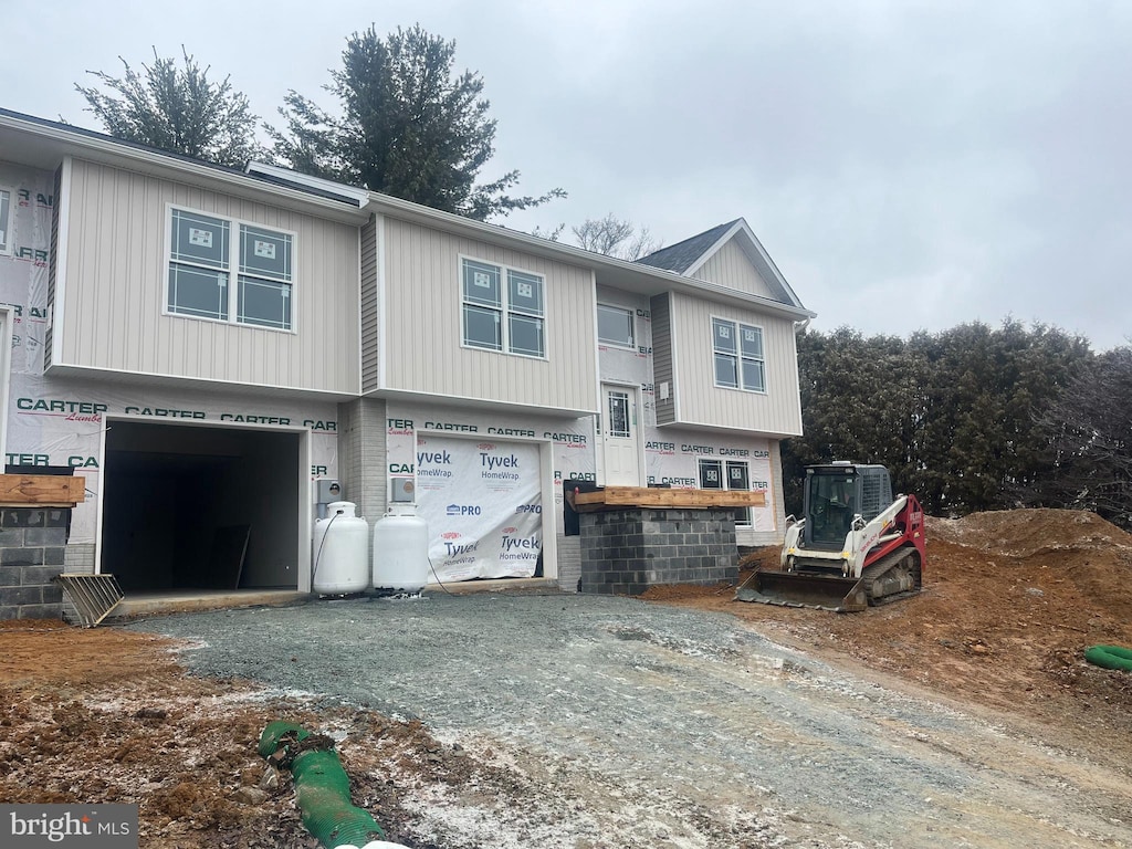 view of front of property featuring a garage