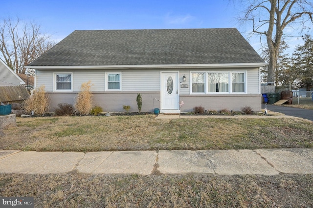 view of front of property featuring a front yard