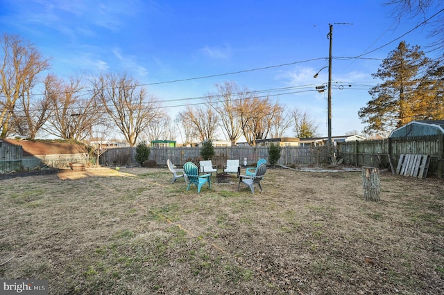 view of yard featuring an outdoor fire pit