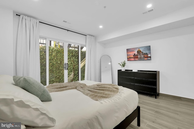 bedroom with light wood-style flooring, visible vents, and recessed lighting