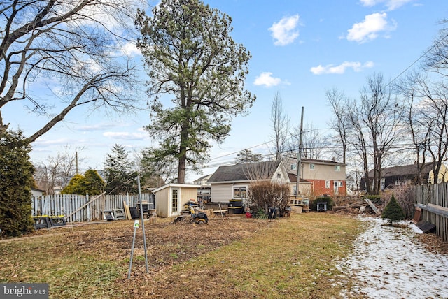 view of yard with an outdoor structure