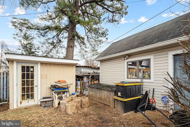 view of yard featuring a storage shed