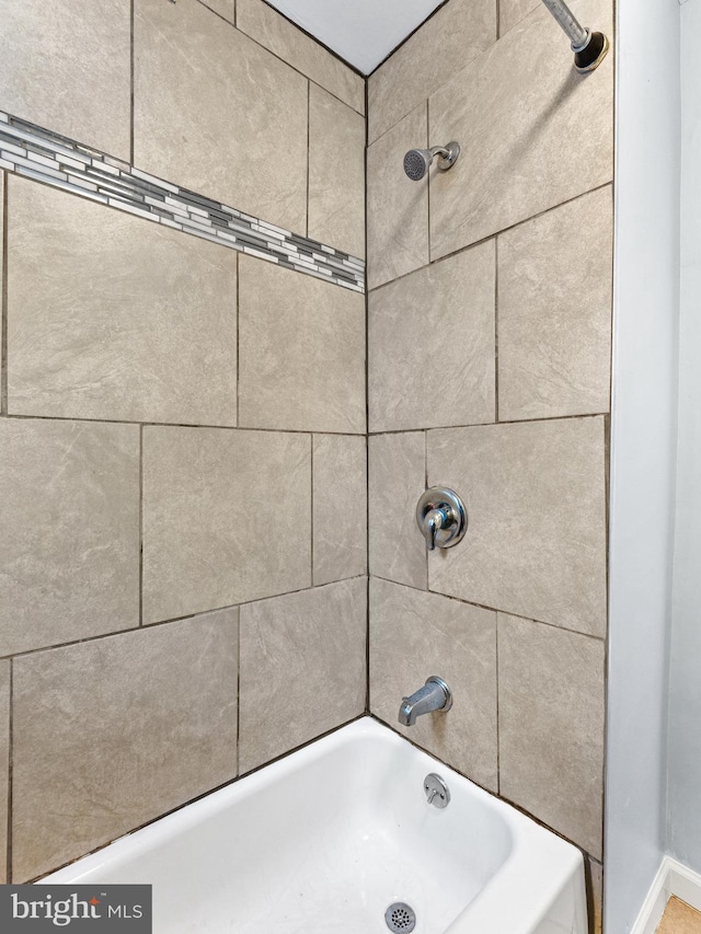 details featuring tiled shower / bath