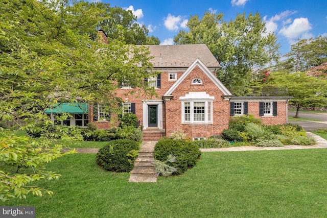 view of front of home featuring a front yard