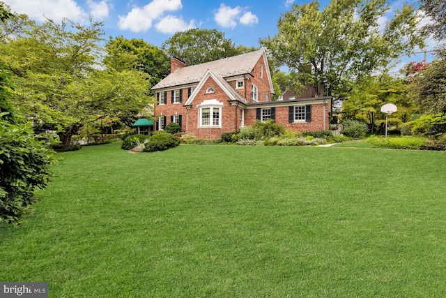 view of front facade featuring a front yard