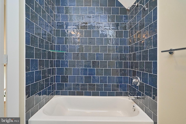 bathroom with tiled shower / bath combo