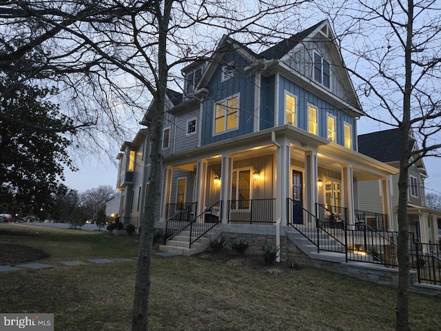 view of front facade featuring a front lawn and covered porch