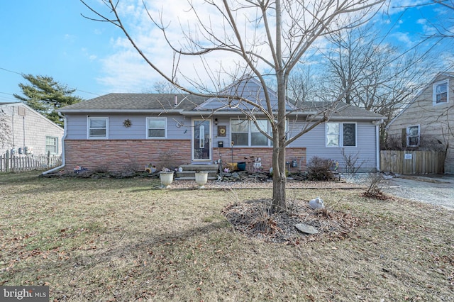 ranch-style home featuring a front lawn