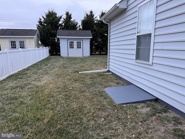 view of yard featuring a storage shed