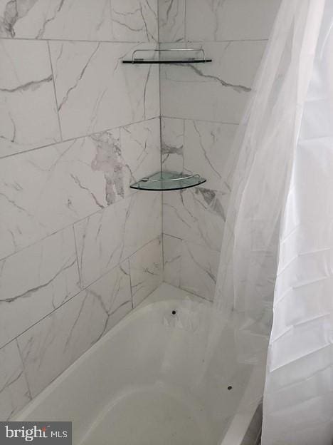 bathroom featuring shower / tub combo