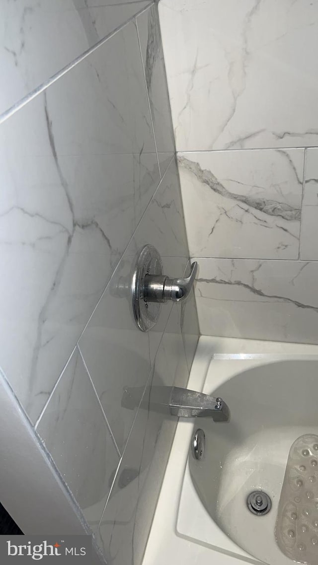 details featuring tiled shower