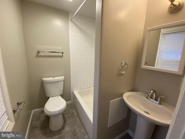 full bathroom featuring tile patterned flooring, tiled shower / bath, sink, and toilet