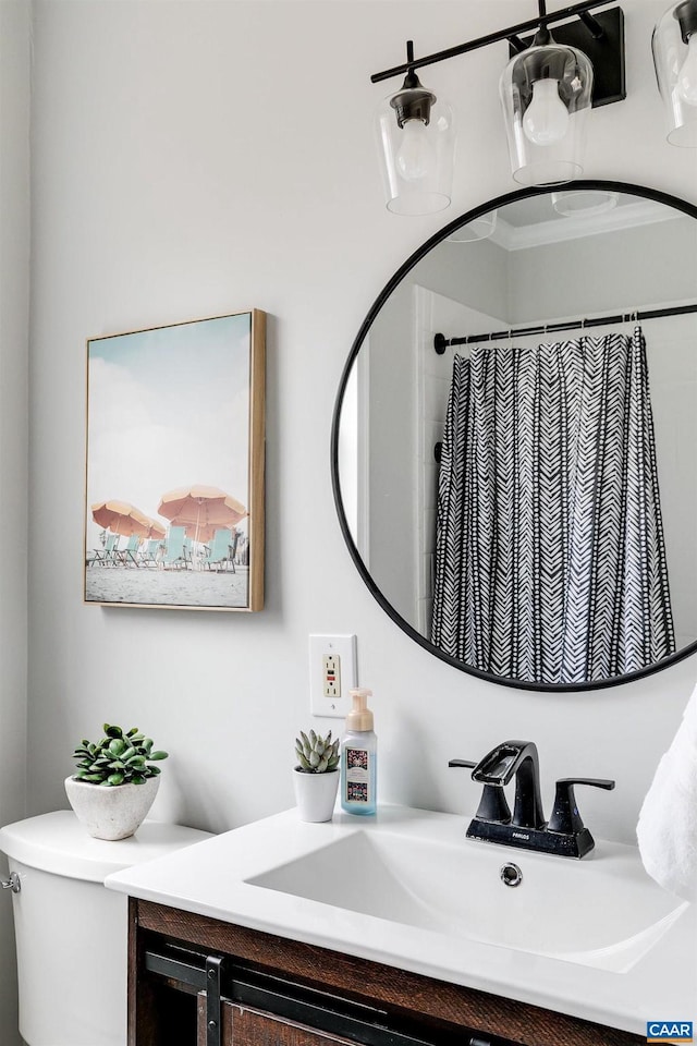 bathroom with a shower with curtain, vanity, and toilet