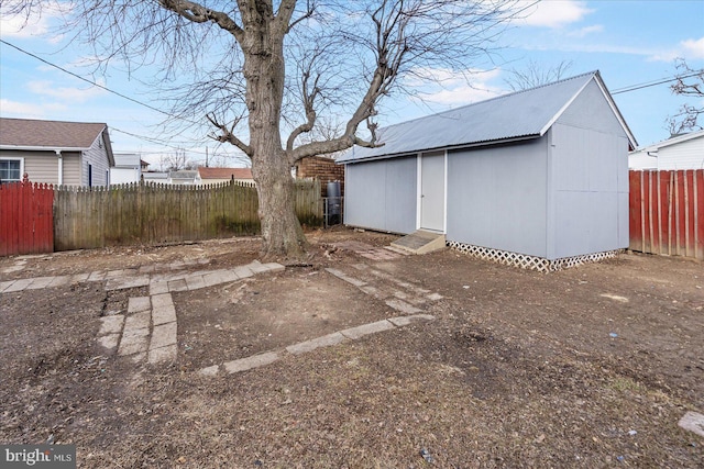 view of yard featuring a storage shed