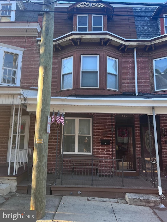 entrance to property featuring a porch