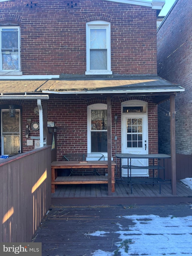 entrance to property featuring a porch