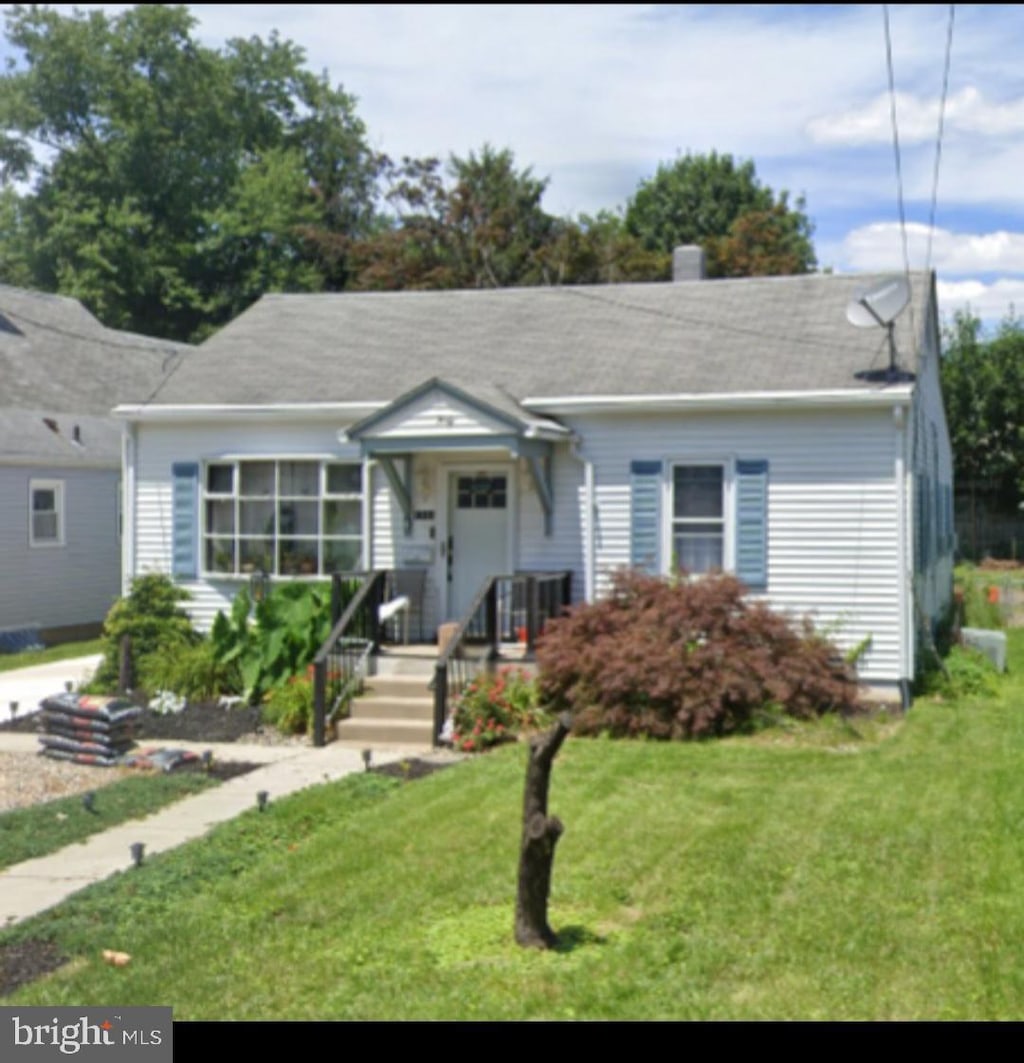 view of front of property with a front yard