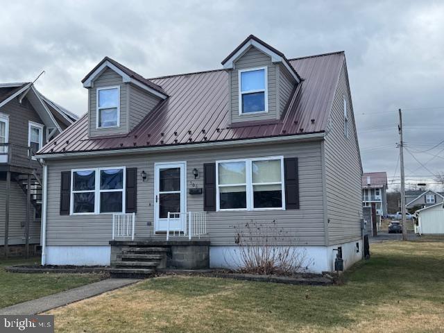 cape cod house with a front yard