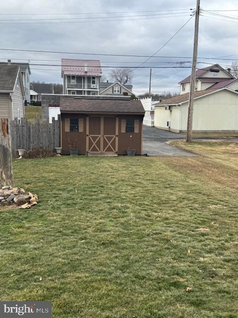 view of yard featuring a shed