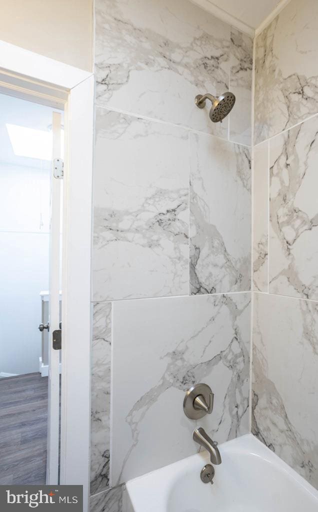 bathroom featuring tiled shower / bath