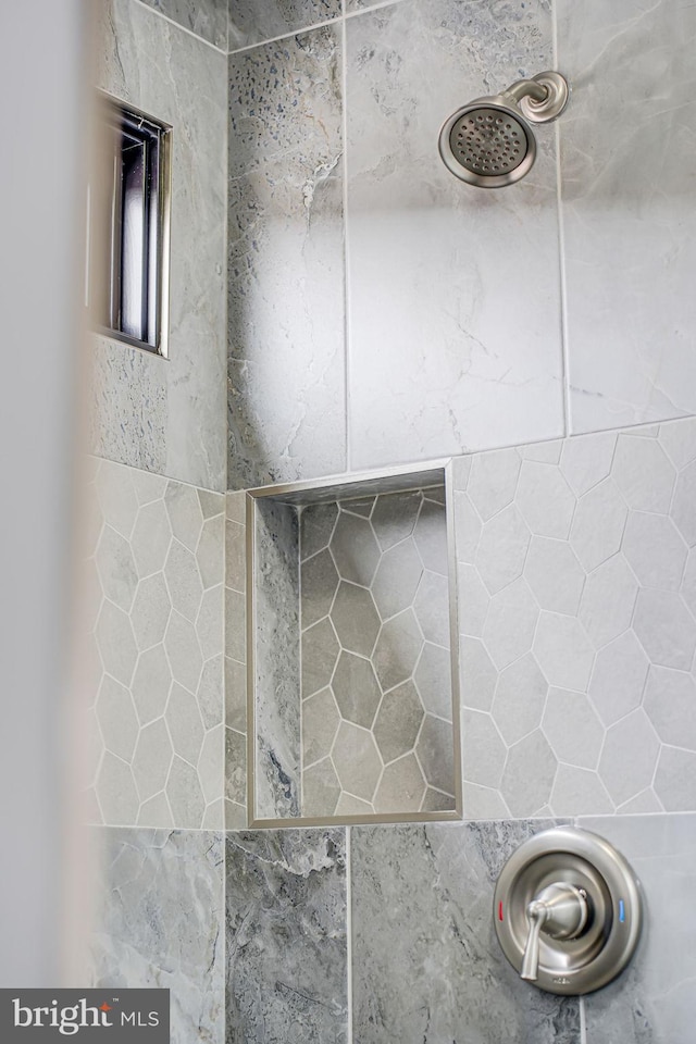 bathroom featuring a tile shower