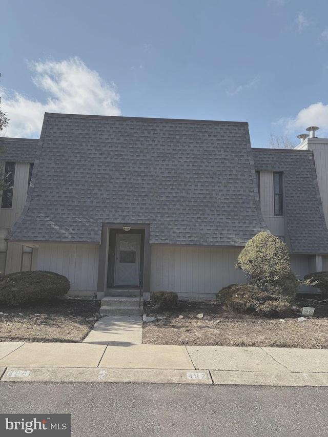 view of front facade featuring a shingled roof