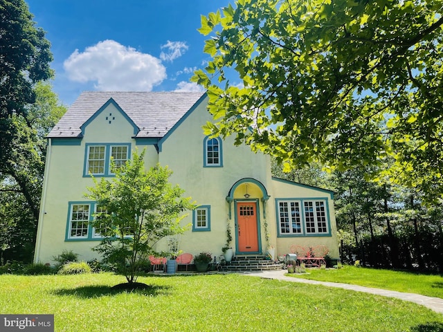 view of front of property featuring a front lawn