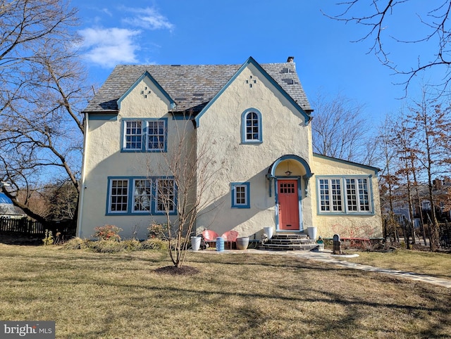 view of front of house featuring a front lawn