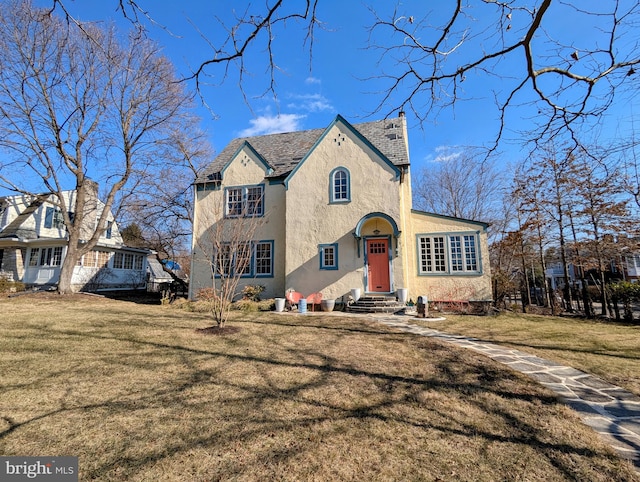 view of front of property featuring a front lawn