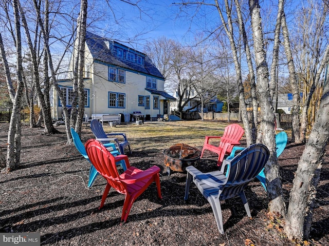 view of yard featuring an outdoor fire pit