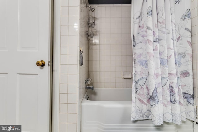 bathroom with shower / tub combo