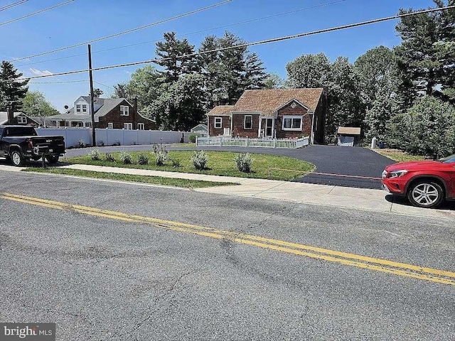 view of front of home featuring a fenced front yard