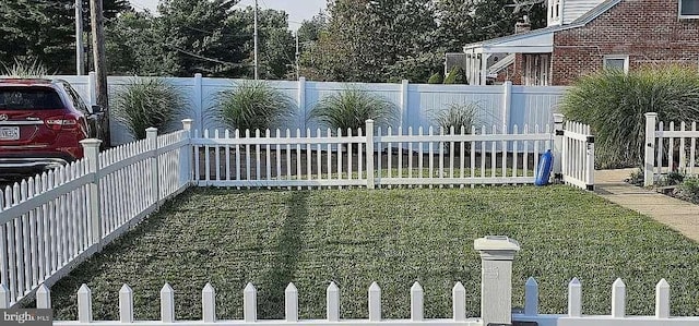 view of yard featuring a fenced front yard