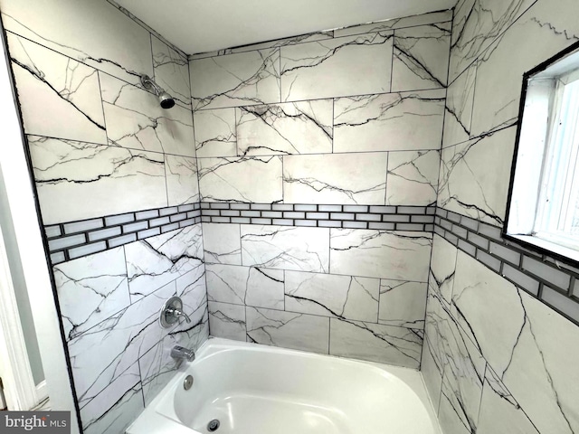 bathroom featuring tiled shower / bath