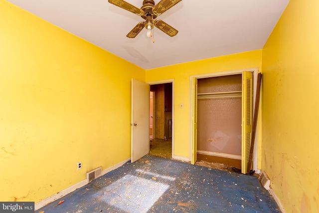 unfurnished bedroom with ceiling fan and a closet