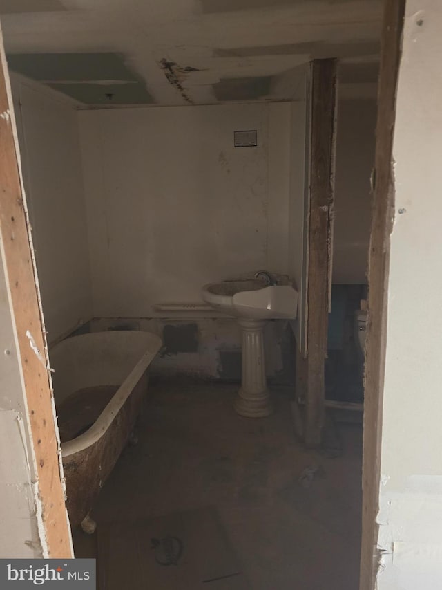 bathroom featuring toilet and sink