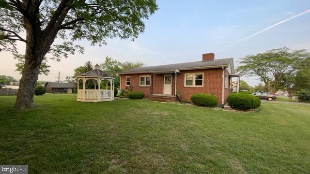 view of front of property featuring a gazebo and a yard