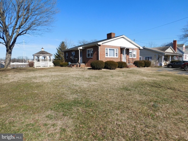 view of front of home featuring a gazebo and a front lawn