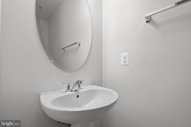 bathroom featuring sink