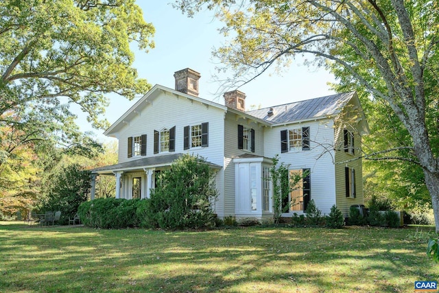 view of front of home with a front lawn