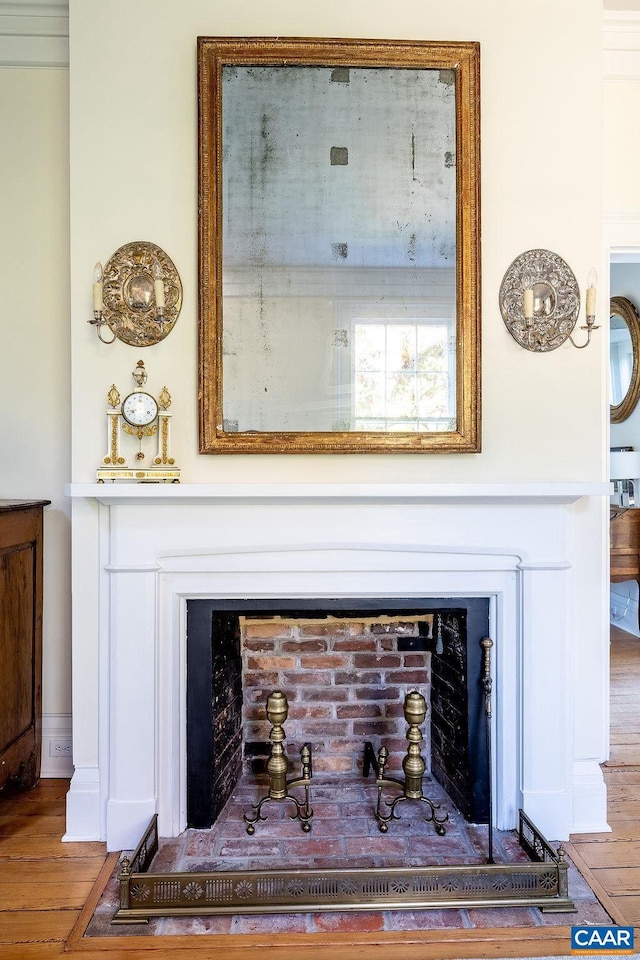 details featuring hardwood / wood-style floors