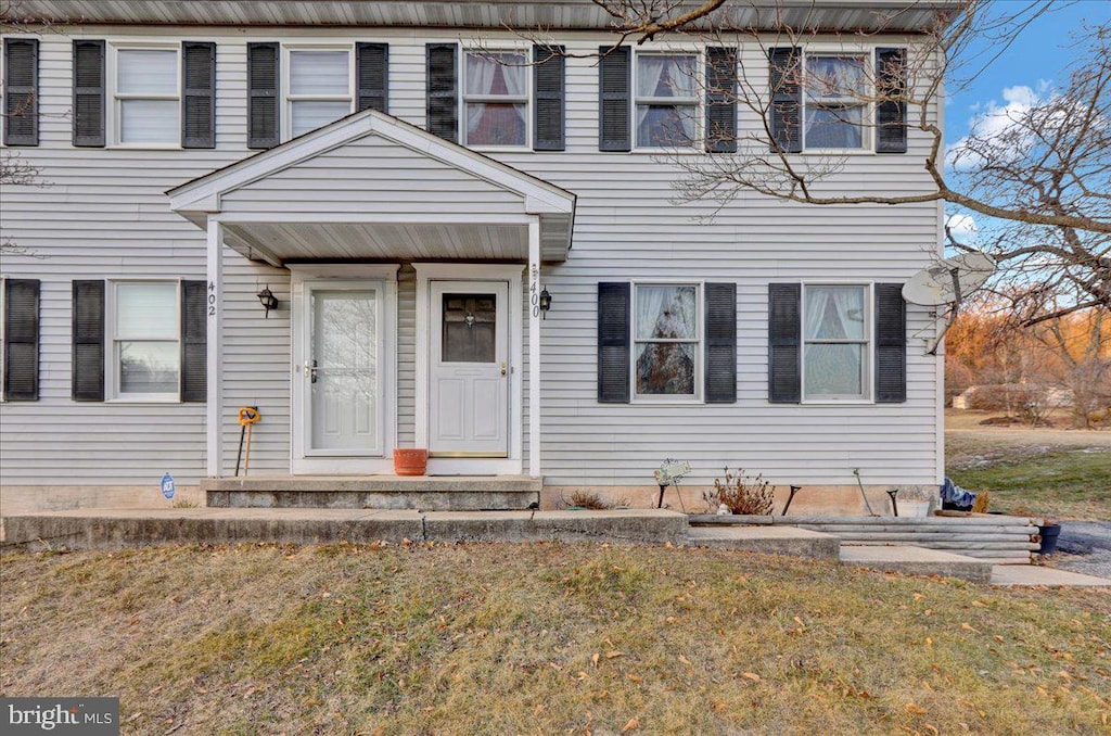 view of front of property with a front yard