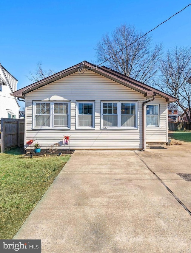 view of front of home featuring fence and a front yard