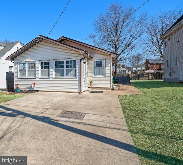 view of front facade featuring fence and a front yard